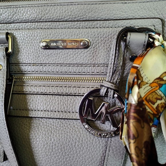 EUC Michael Kors Gray Gilmore - Picture 2 of 9